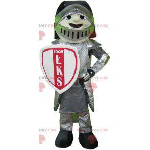 Cavaleiro mascote em armadura com capacete e escudo -