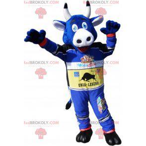 Mascote da vaca azul com roupa de carro de corrida -