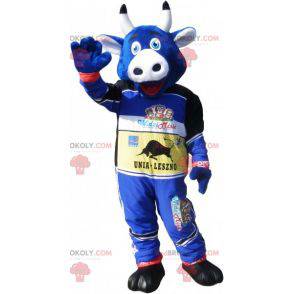 Mascote da vaca azul com roupa de carro de corrida -