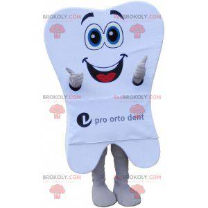 Mascote gigante de dente branco com um grande sorriso -