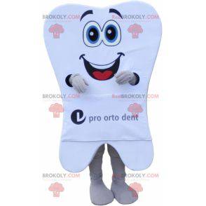 Mascote gigante de dente branco com um grande sorriso -
