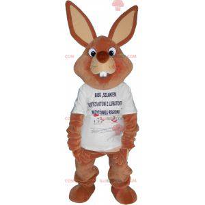 Mascotte gigante del coniglio marrone in maglietta -