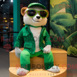 Roupa verde com máscara de...