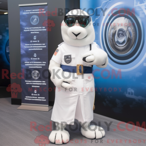 White Navy Seal maskot...