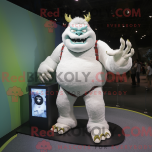 Maskotka White Ogre pasuje...