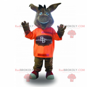 Lächelndes Tiermaskottchen mit orange T-Shirt - Redbrokoly.com