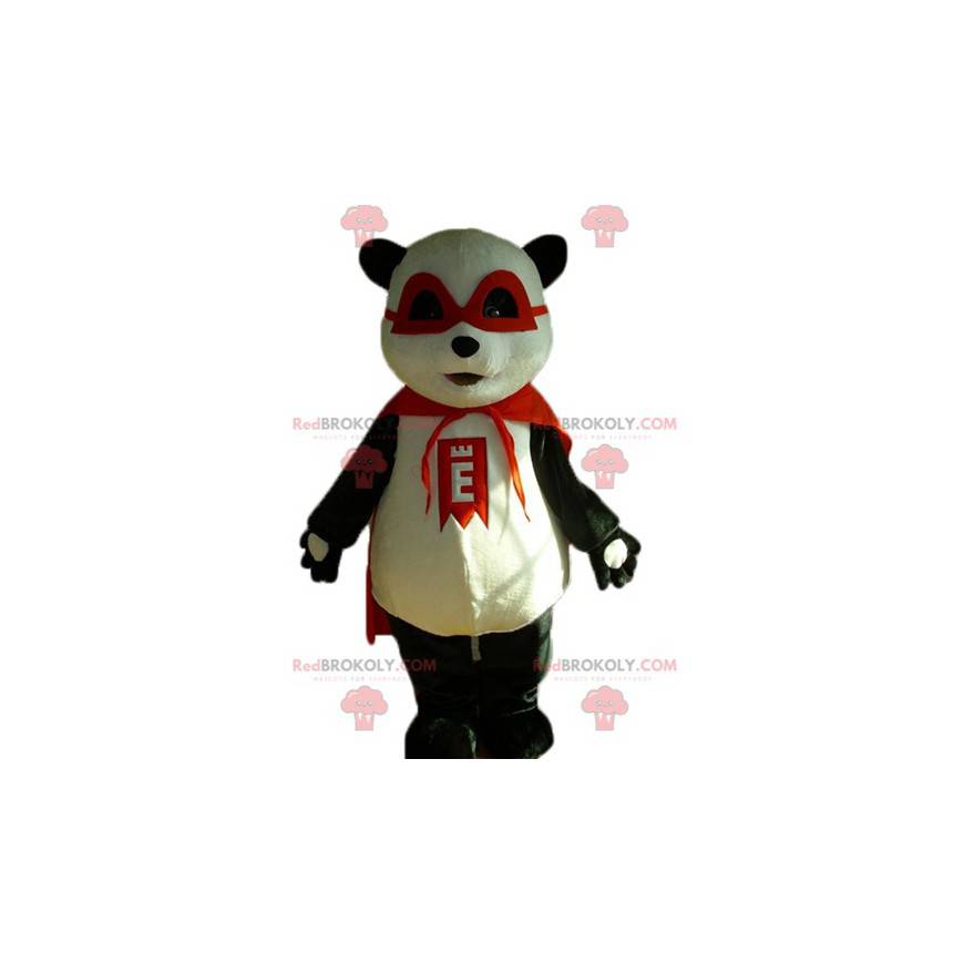 Svart og hvit panda maskot med maske og rød kappe -