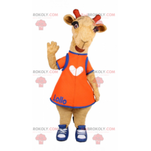 Mascota de cabra con vestido naranja y baloncesto. -