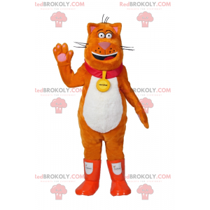 Mascota gato naranja con botas de lluvia y cuello -