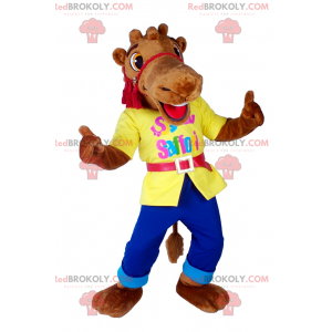 Kameelmascotte lachend met een flitsende outfit - Redbrokoly.com