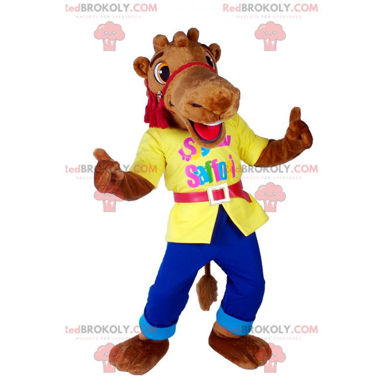 Mascote do camelo sorrindo com uma roupa chamativa -