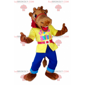 Mascote do camelo sorrindo com uma roupa chamativa -