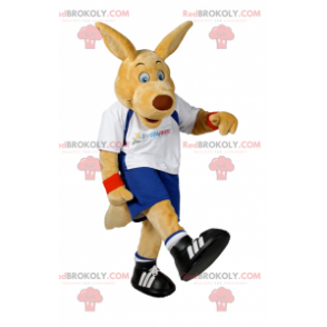 Mascote cachorro bege com equipamento de futebol -