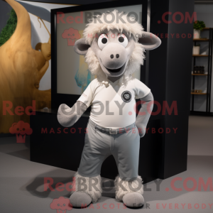 Stříbrná postava maskota...