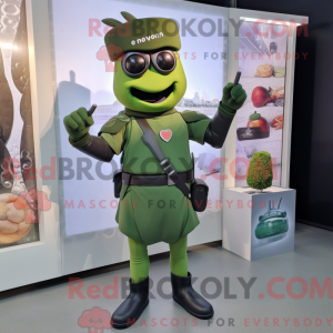 Olive Knife Thrower maskot...