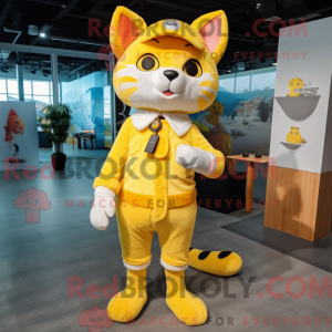 Máscara de gato amarelo com...