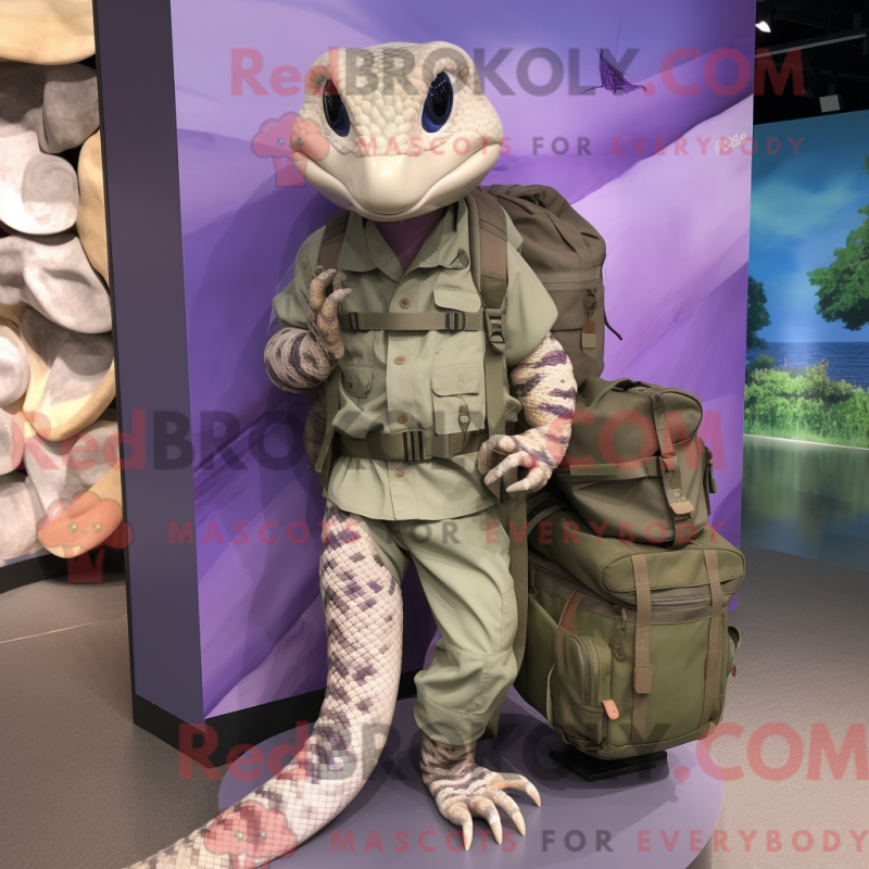 Lavendel Python-maskotdraktfigur klädd med Cargo-bukser och handväsker - Python Mascots - REBROKO_250923 - RedBrokoly.com