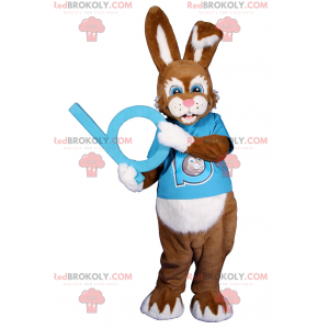 Kaninchenmaskottchen mit blauen Augen mit T-Shirt -