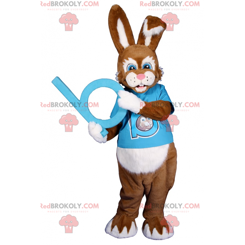 Kaninchenmaskottchen mit blauen Augen mit T-Shirt -