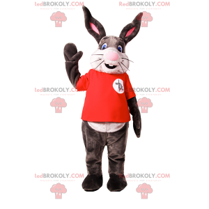 Mascotte de lapin avec grand sourire et teeshirt rouge -