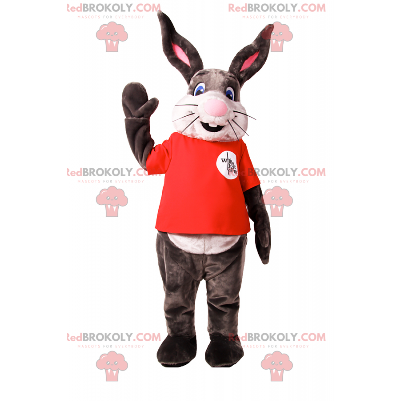 Konijnmascotte met grote glimlach en rood t-shirt -