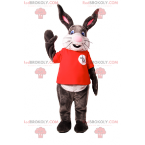 Kanin maskot med stort smil og rød t-shirt - Redbrokoly.com