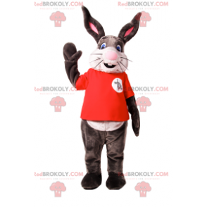 Konijnmascotte met grote glimlach en rood t-shirt -