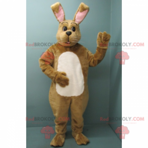 Mascotte de lapin brun avec ventre blanc et oreilles roses -