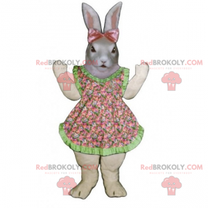 Graues Kaninchenmaskottchen mit Kleid und rosa Schleife -