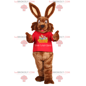 Mascotte de lapin marron aux grandes oreilles et teeshirt rouge