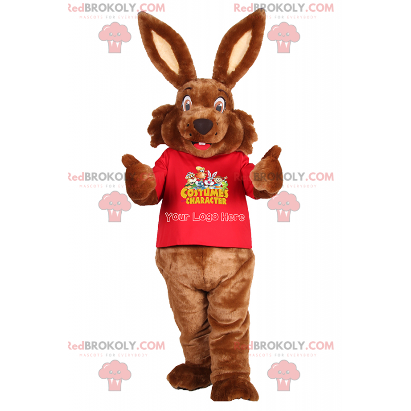Mascota de conejo marrón con orejas grandes y camiseta roja -