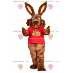 Mascote coelho marrom com orelhas grandes e camiseta vermelha -
