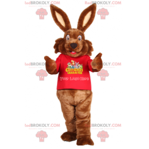 Mascotte de lapin marron aux grandes oreilles et teeshirt rouge