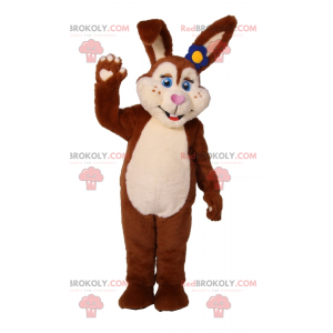 Mascotte de lapine marron aux yeux bleus et fleur bleu -