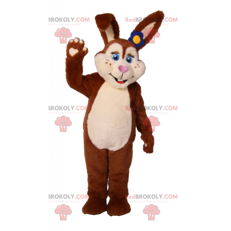 Mascota conejo marrón con ojos azules y flor azul -