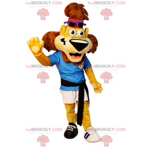 Mascotte de lion avec tenue de sport et basket dépareillée -