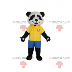 Mascota de panda con polo amarillo y pantalones cortos -