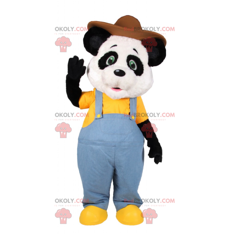 Mascota de panda con mono azul y sombrero marrón -