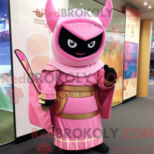 Mascotte de samouraï rose...
