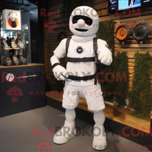 Personaggio mascotte bianco...
