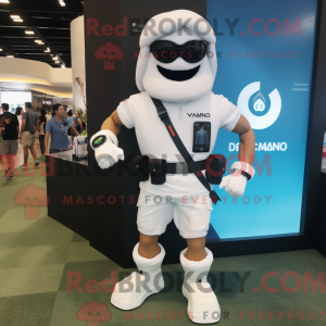 Personaggio mascotte bianco...