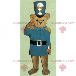 Kleines Teddybär-Maskottchen als Nussknacker verkleidet -