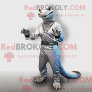 Stříbrná postava maskota...