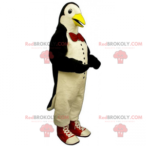 Mascotte pinguïn met vlinderdas en sneakers - Redbrokoly.com