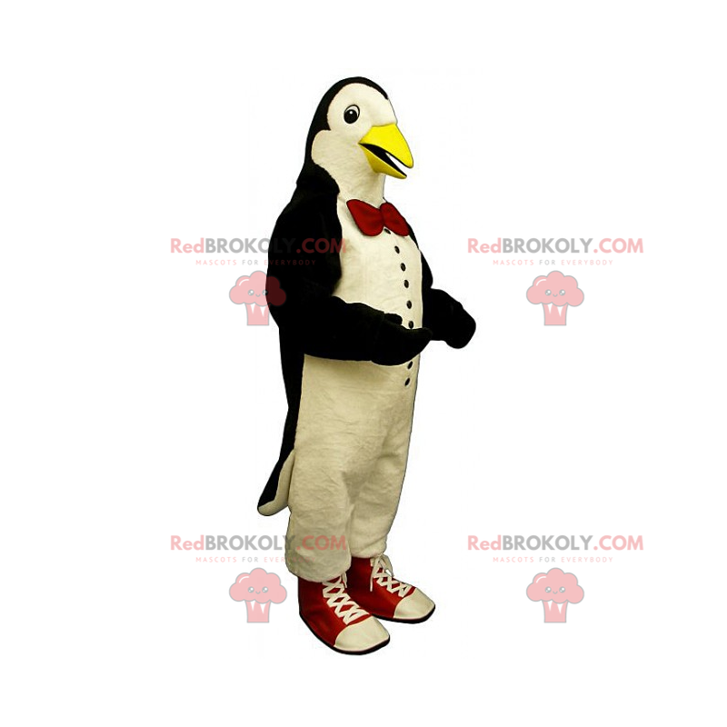 Mascotte del pinguino con farfallino e scarpe da ginnastica -