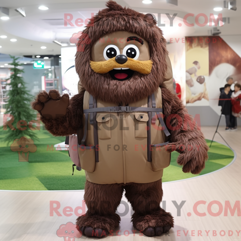 Fantasia de mascote cereja marrom com parca e mochilas - Mascotes cereja - REBROKO_260751 - RedBrokoly.com