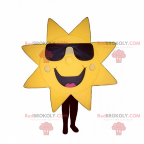 Mascotte del sole con occhiali scuri e un grande sorriso -