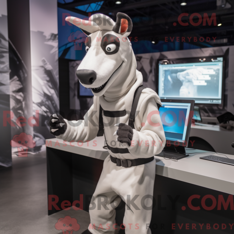 Fantasia de mascote de ocapi branco com moletom e suspensórios - Mascotes Okapi - REBROKO_265504 - RedBrokoly.com