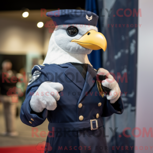 Maskotka Navy Falcon jest...