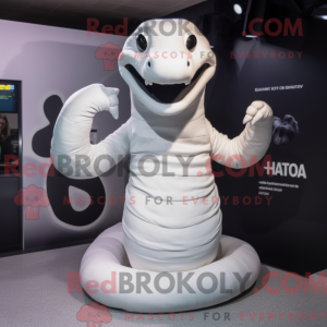 Bílá postava maskota...